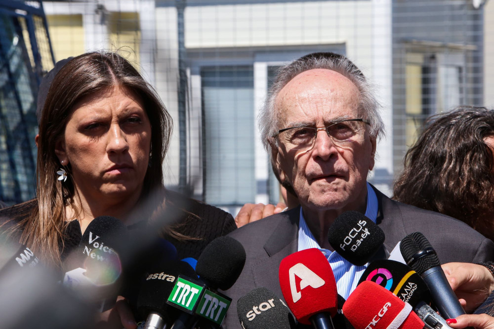 Ζωή και Νίκος Κωνσταντόπουλος ενοχλήθηκαν από τη μηχανή αστυνομικού οχήματος (video)