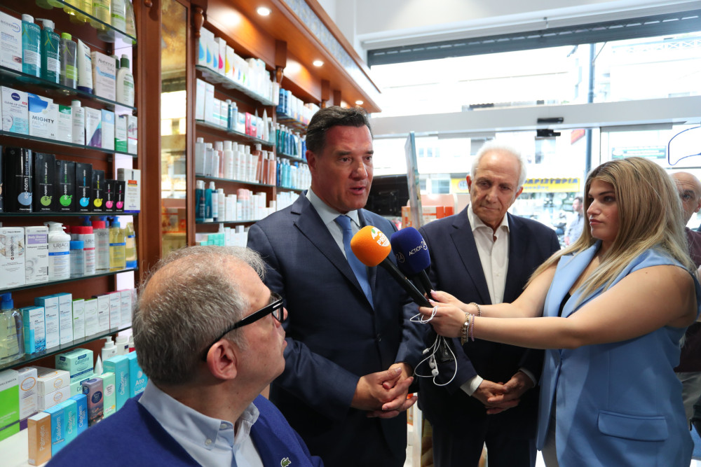 Άδωνις Γεωργιάδης: επισκέφτηκε φαρμακείο για τη διάθεση Φαρμάκου Υψηλού Κόστους σε ασθενή (photos)