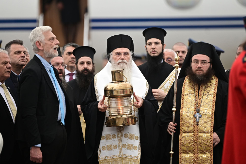 Το Άγιο Φως έφτασε στην Αθήνα παρά τη δύσκολη αποστολή