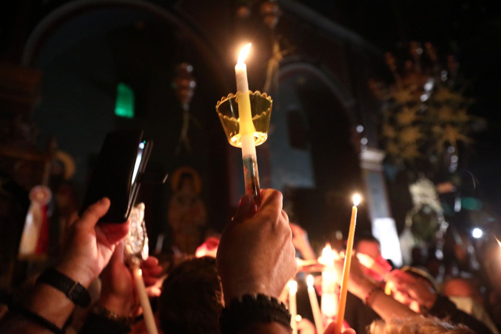 Σε κλίμα κατάνυξης η αναστάσιμη λειτουργία στη Μητρόπολη Αθηνών