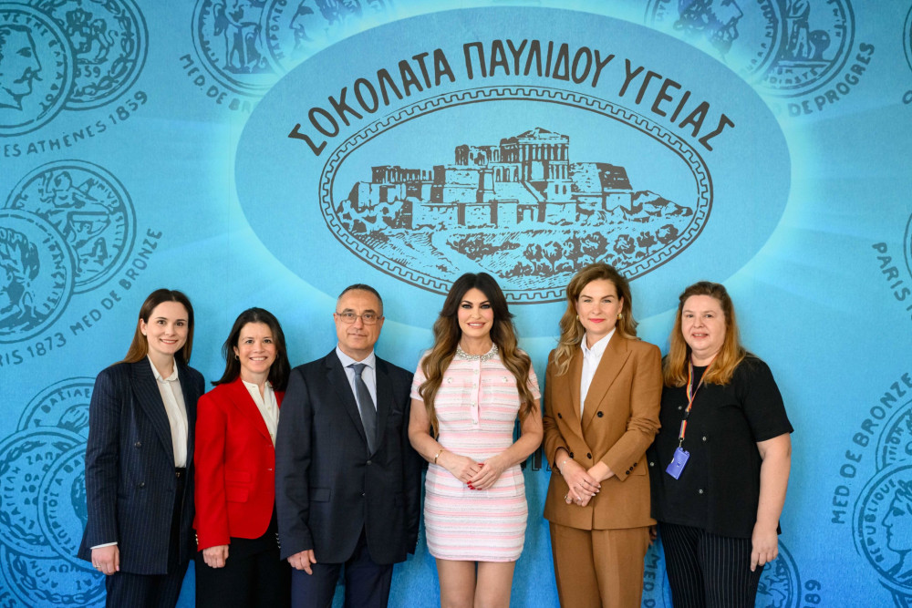 Κίμπερλι Γκιλφόιλ: επισκέφθηκε το ιστορικό εργοστάσιο του «Παυλίδη»