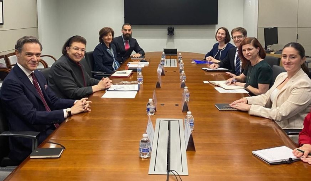 Στην Ουάσιγκτον η Λίνα Μενδώνη: παρέλαβε 26 αρχαία αντικείμενα ελληνικής προέλευσης