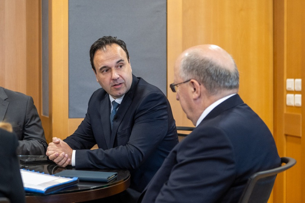 Στο επίκεντρο συνάντησης Παπαστεργίου-Κουμπίλιους οι μικροδορυφόροι και οι κβαντικές επικοινωνίες