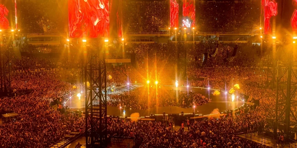 Οι Metallica συγκέντρωσαν 80.000 θεατές στο ΟΑΚΑ - Το συρτάκι, οι «Τρύπες» και η κορυφαία στιγμή της βραδιάς (video)