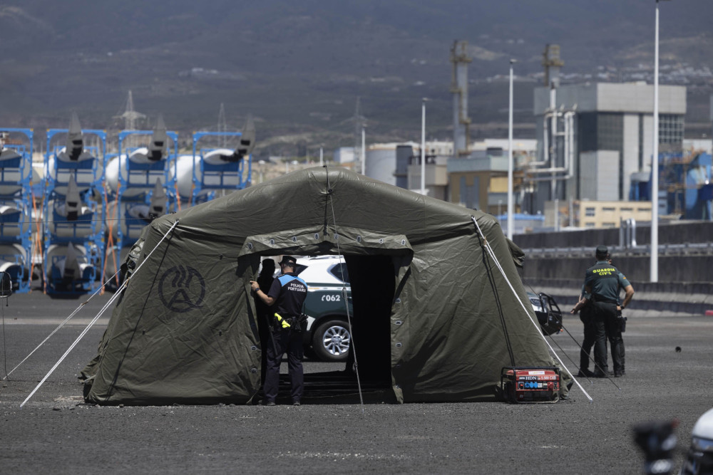 Έδεσε στην Τενερίφη το πλοίο με τον χανταϊό - Δρακόντεια μέτρα από τις ισπανικές Αρχές (video)