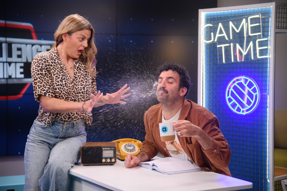 Ο Τάσος Δέδες στο Allwyn Game Time περιγράφει αγώνα της ΑΕΚ και υποδύεται τον Θανάση Βέγγο