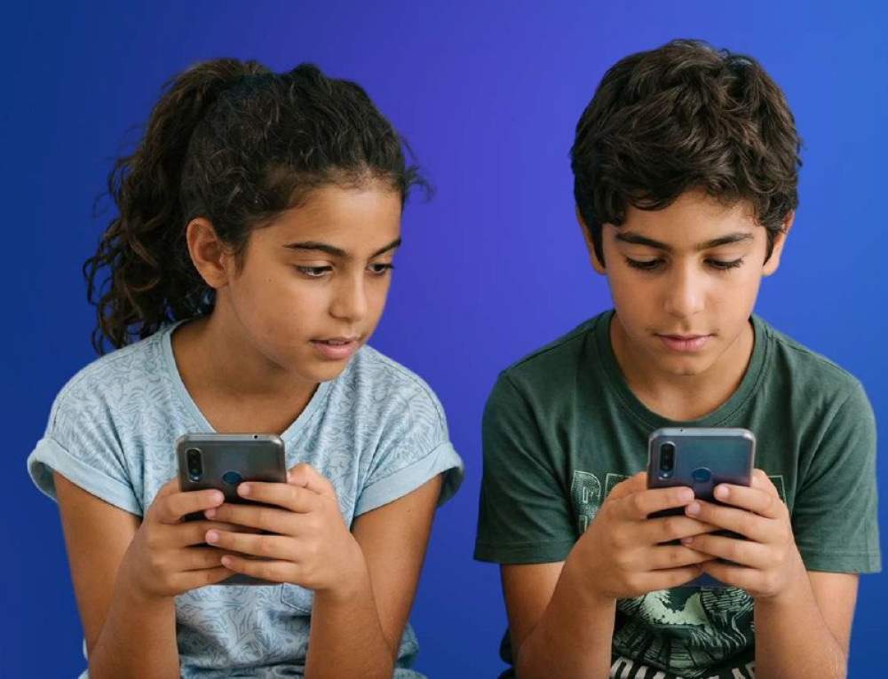 «Ψηφιακή ασπίδα» για τους ανήλικους - Νέα μέτρα προστασίας έως το 2027