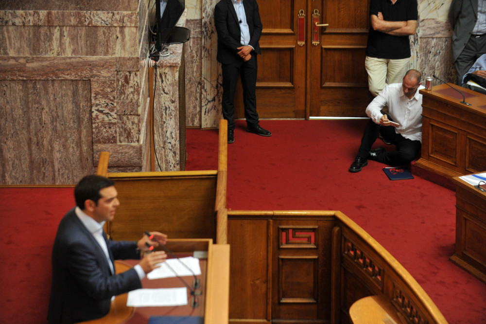 «Στο χιλιοστό»: Πώς οι αυταπάτες της κυβέρνησης Τσίπρα έφεραν οικονομική ασφυξία (video)
