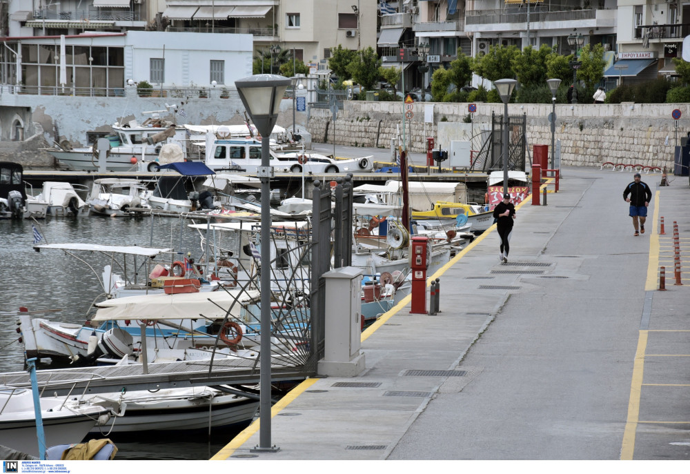 Σύγκρουση τουριστικού σκάφους με αλιευτικό έξω από τη Μαρίνα Ζέας
