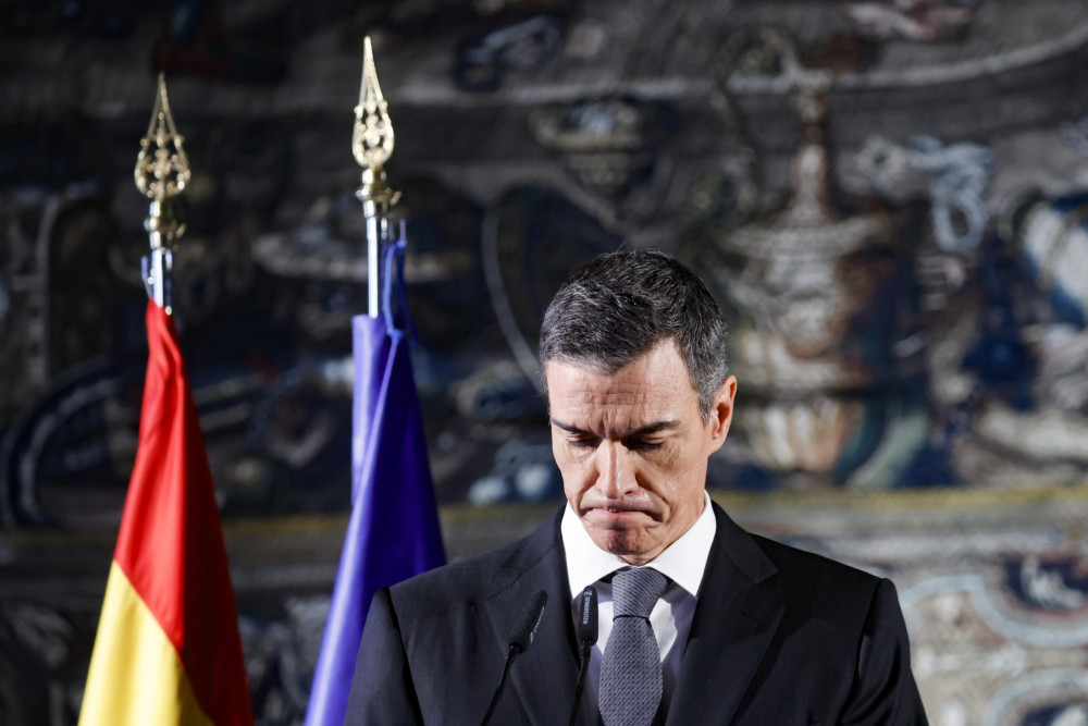 Ισπανία: έφοδος της αστυνομίας στα κεντρικά του Σοσιαλιστικού Κόμματος - Υπό πίεση ο Πέδρο Σάντσεθ