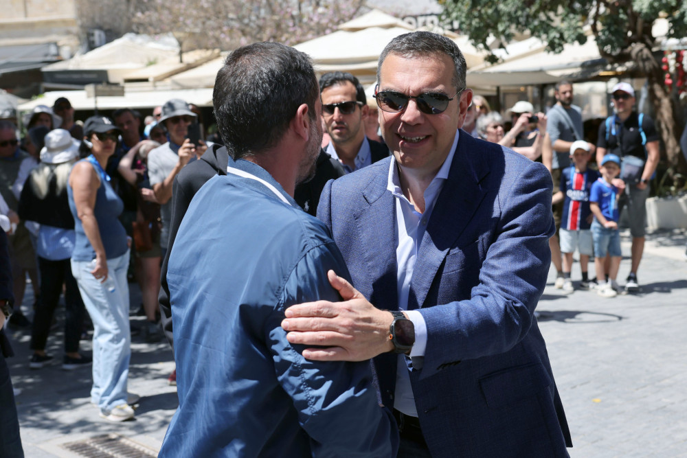 Το παιχνίδι του μικρού μας Αλέξη στα social media - Ανακοινώνει κόμμα με φόντο την Ακρόπολη