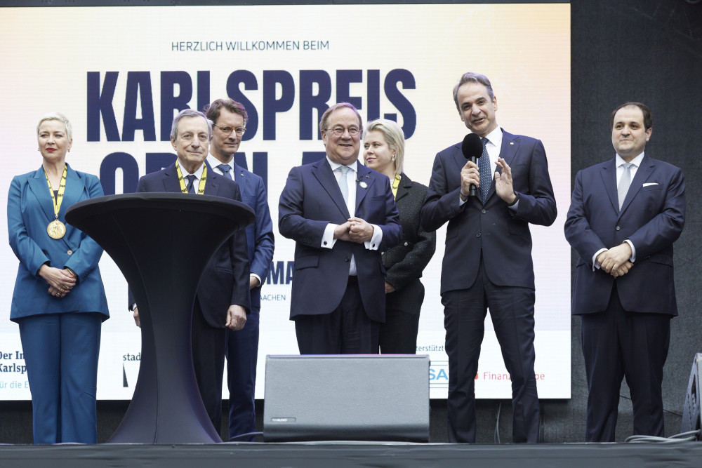 Ο «απομονωμένος» Μητσοτάκης που καταχειροκροτήθηκε για άλλη μια φορά στη Γερμανία