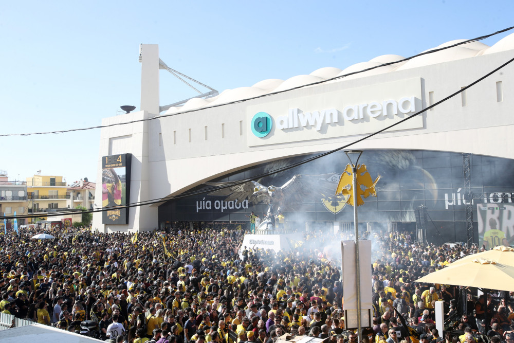 Νέα Φιλαδέλφεια: πανικός έξω από την Allwyn Arena για το 14ο  πρωτάθλημα της ΑΕΚ (video & photos)