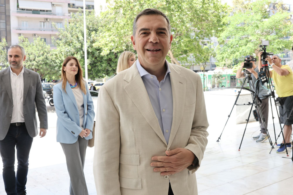 Άκρα του… λαγουμιού σιωπή: οι αποκαλύψεις συνεχίζονται, η «αφωνία» Τσίπρα καλά κρατεί