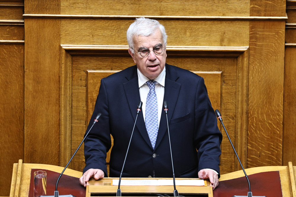 Στράτος Σιμόπουλος: κουκουλοφόροι πέταξαν τρικάκια κάτω από το σπίτι του - «Συνεχίζω να παλεύω για όσα πιστεύω»