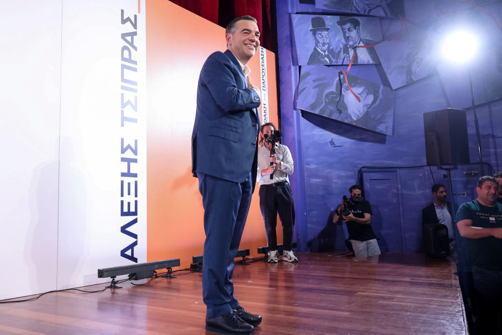Ξαναπαίρνει… φόρα ο Τσίπρας: αλλάζει «φανέλα», αλλά ψάχνει τους ίδιους οπαδούς