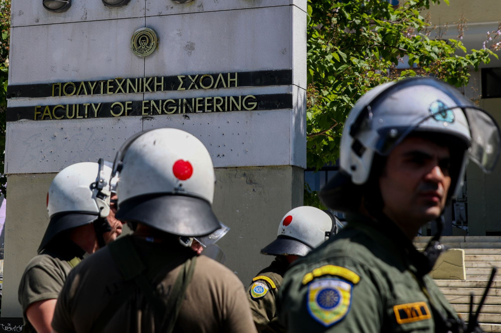 Ποιος φοβάται τη νομιμότητα: οι κάμερες, τα τουρνικέ και τα ΑΕΙ