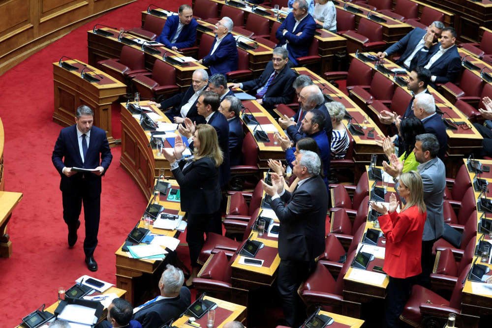 Το ΠΑΣΟΚ ψηφίζει «παρών» στη Βουλή και δηλώνει «ωσεί παρών» στην κοινωνία