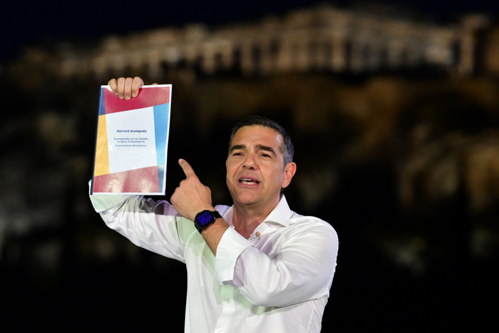 Ανέβηκε στα κεραμίδια