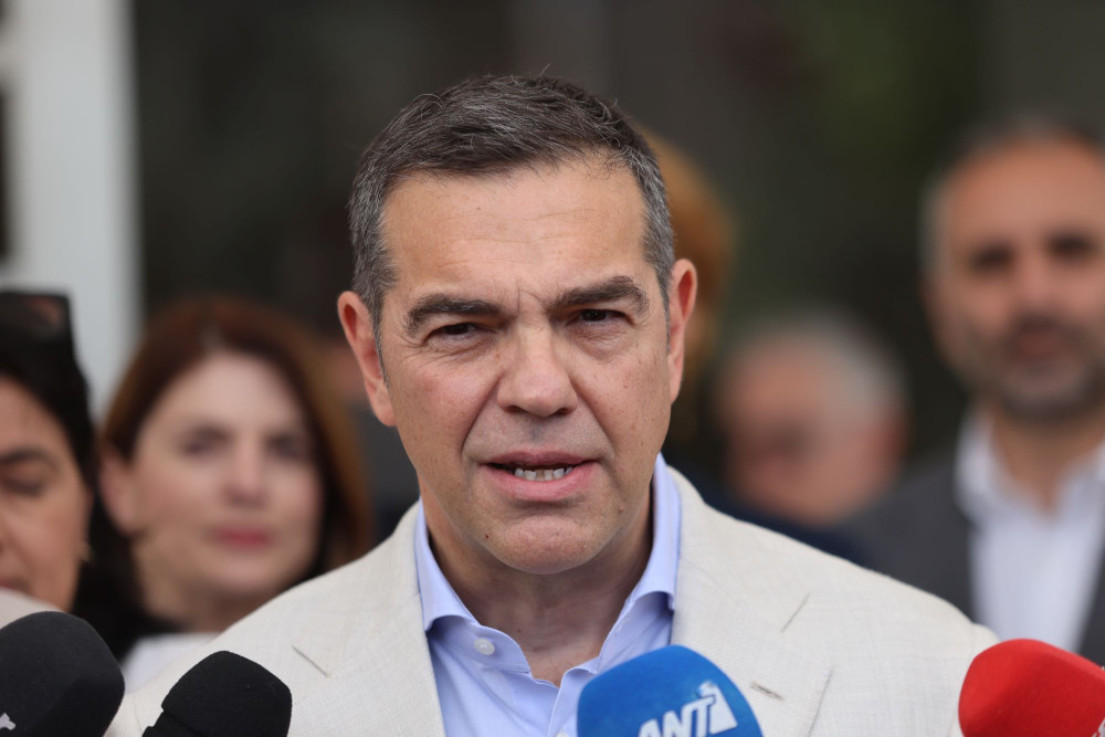 Ο Αλέξης Τσίπρας, τα σύμβολα, η αμνησία και μια… τσεπούλα παραπάνω