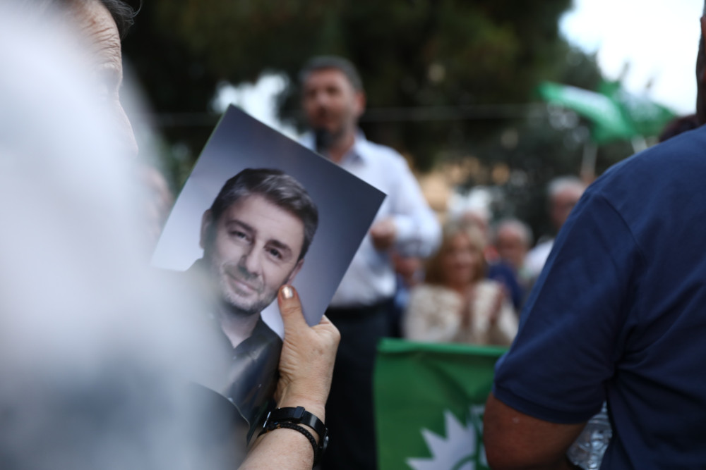 Ανδρουλάκης σε αποστολή αυτοπεποίθησης: τα γκάλοπ πέφτουν, οι υποσχέσεις ανεβαίνουν