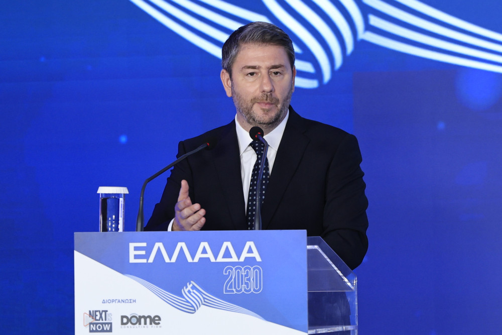 Λεφτόδεντρα, 120 δόσεις και τετραήμερο: πώς το ΠΑΣΟΚ ξαναγράφει το εγχειρίδιο του λαϊκισμού
