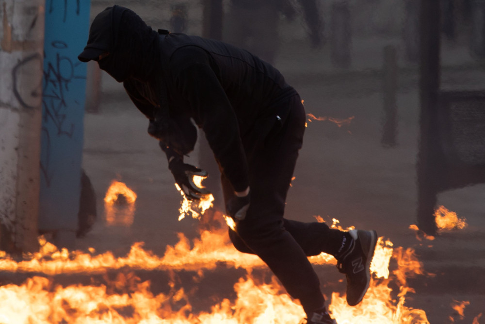 Πέτρα, ρόπαλο, μολότοφ: τα εγχειρίδια «γνώσης» των αντιεξουσιαστών - Υποθέσεις ακραίας βίας στα ΑΕΙ