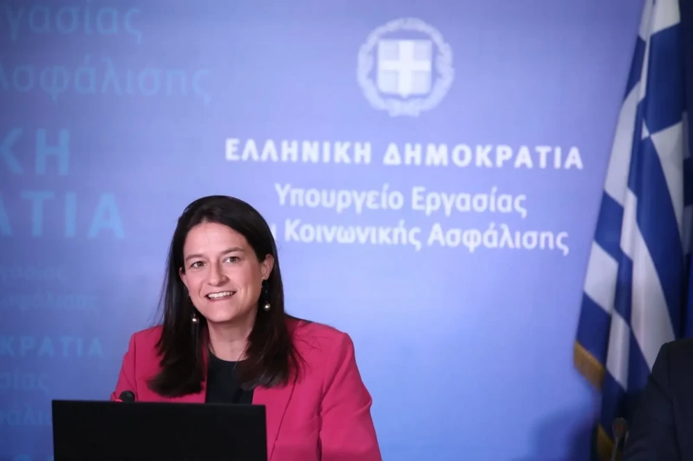 Σε δημόσια διαβούλευση το νομοσχέδιο για ίσες αμοιβές ανδρών και γυναικών - Τι αλλάζει