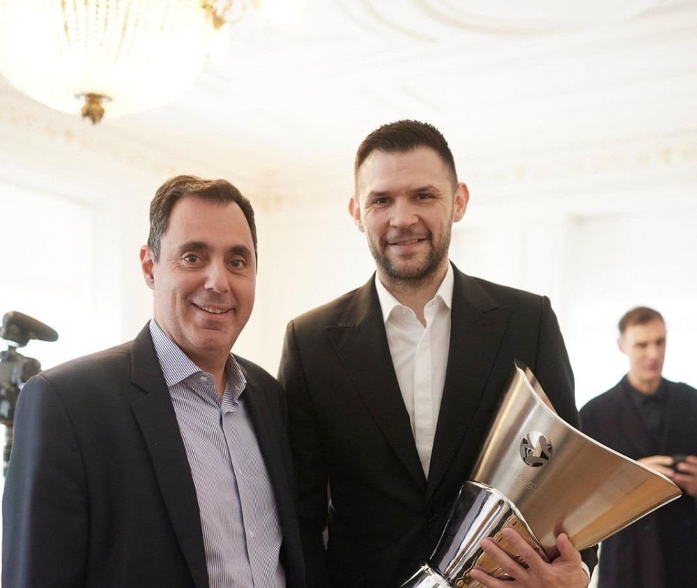 Γιάννης Σμυρλής: Με τον μεγάλο αρχηγό Κώστα Παπανικολάου και το τρόπαιο του πρωταθλητή Ευρώπης