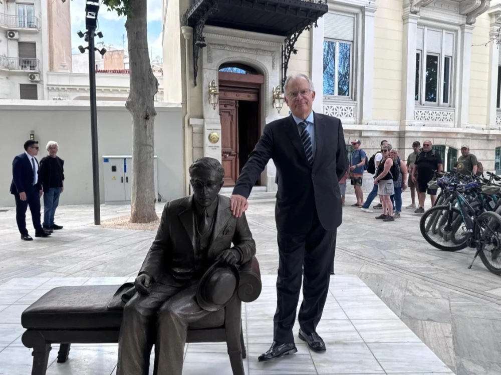 Κωνσταντίνος Τασούλας: η φωτογραφία μπροστά στο άγαλμα του Καβάφη και η αγάπη του για την ποίηση