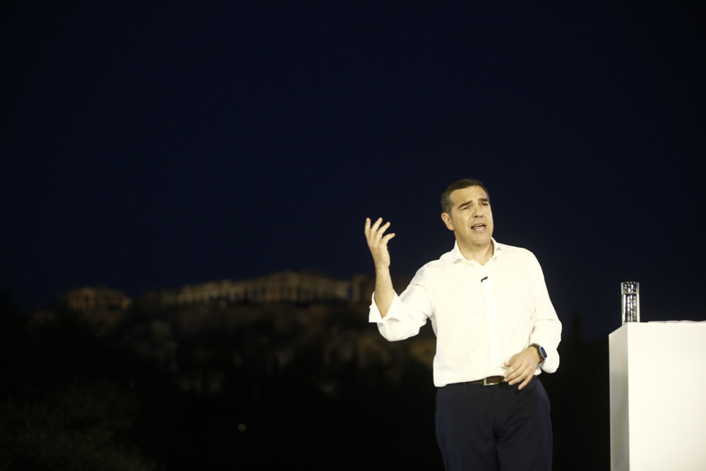Πέντε υποσχέσεις, ένας λογαριασμός: ο Τσίπρας μοιράζει παροχές χωρίς να εξηγεί ποιος θα πληρώσει
