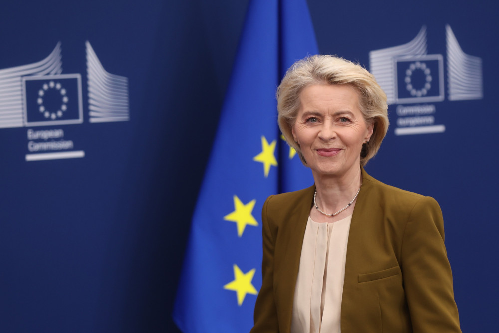 Ούρσουλα φον ντερ Λάιεν για Κιρ Στάρμερ: Συνέβαλε στην ενίσχυση της ασφάλειας Ευρώπης και Ουκρανίας