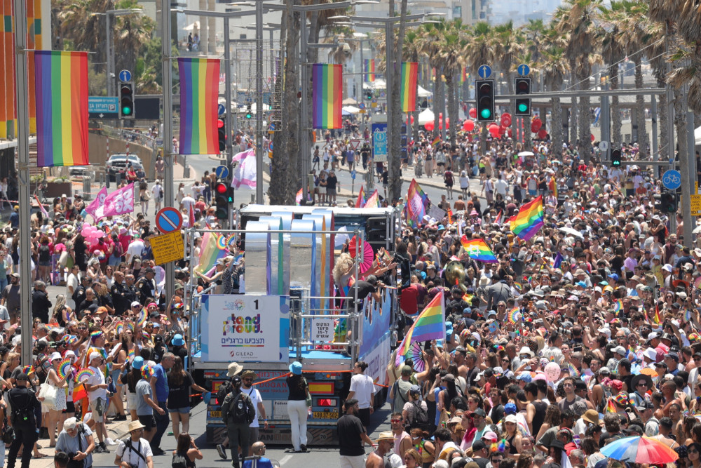 Τελ Αβίβ Pride: χιλιάδες στους δρόμους μετά από δύο χρόνια - Πορτρέτο του Χαμενεΐ με μακιγιάζ (video)