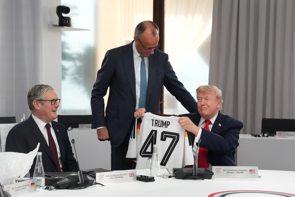 G7: ο Μερτς δώρισε στον Τραμπ φανέλα της εθνικής Γερμανίας με το όνομά του