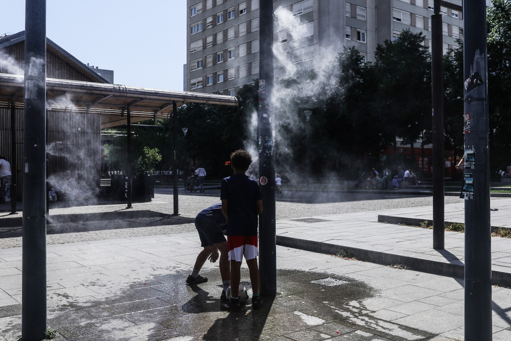 Politico: αυτοί είναι οι τρεις λόγοι που ο καύσωνας «ψήνει» χώρες της Ευρώπης