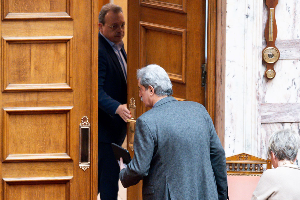 O Πολάκης στέλνει… τελεσίγραφα και ο Φάμελλος στέκεται «συντροφικά» στον Τσίπρα
