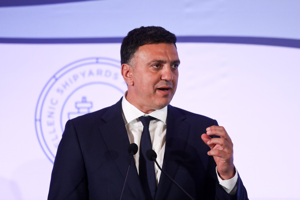 Το... βραδινό τρίποντο του Βασίλη Κικίλια σε ανοιχτό γήπεδο μπάσκετ στα Σεπόλια (video)