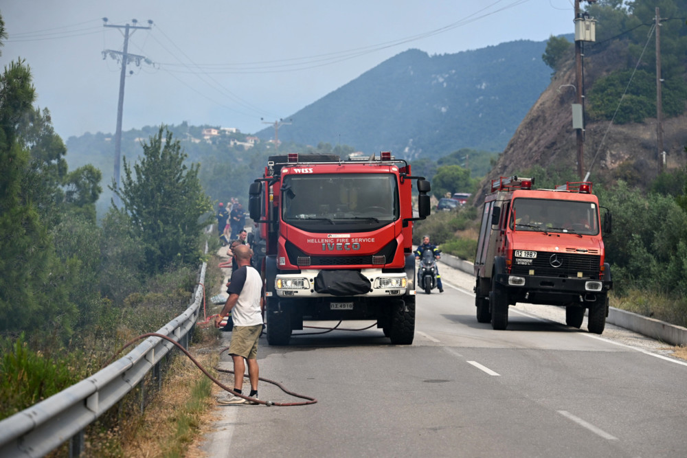 Σε ύφεση η φωτιά στο Λουτράκι μετά την άμεση και μεγάλη κινητοποίηση - Μία σύλληψη (video)
