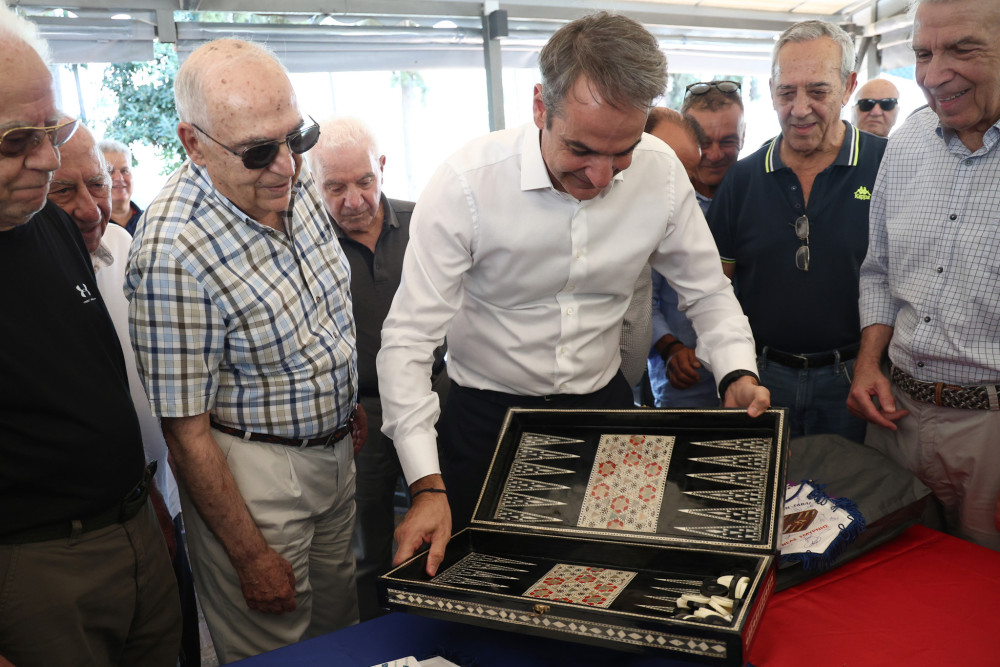 Ο Κυριάκος Μητσοτάκης έπαιξε τάβλι με θαμώνα σε καφενείο (video)
