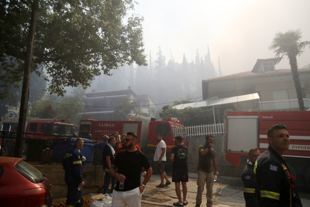 Απειλεί σπίτια η φωτιά στο Ωραιόκαστρο: εντοπίστηκε σορός - Γυναίκα υπέστη εγκαύματα (video)