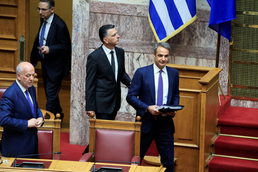 Οι δημοσκοπήσεις, τα σενάρια και τα «έρμα που ψοφάνε»: δεν τους βγαίνει το «να φύγει ο Μητσοτάκης»