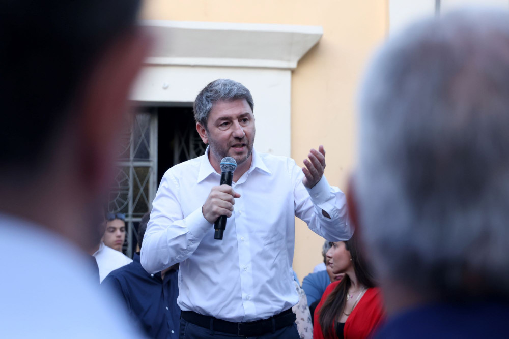Ο Ανδρουλάκης με το «λεφτά υπάρχουν» του Παπανδρέου και τις «μαύρες αγκινάρες» του Τσίπρα
