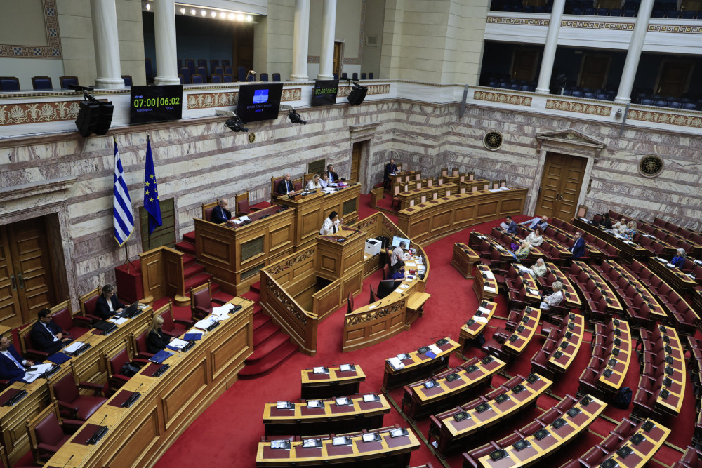 Με το βλέμμα στο 2027: Νέα μέτρα στήριξης από την κυβέρνηση, αναταράξεις σε ΣΥΡΙΖΑ και ΠΑΣΟΚ