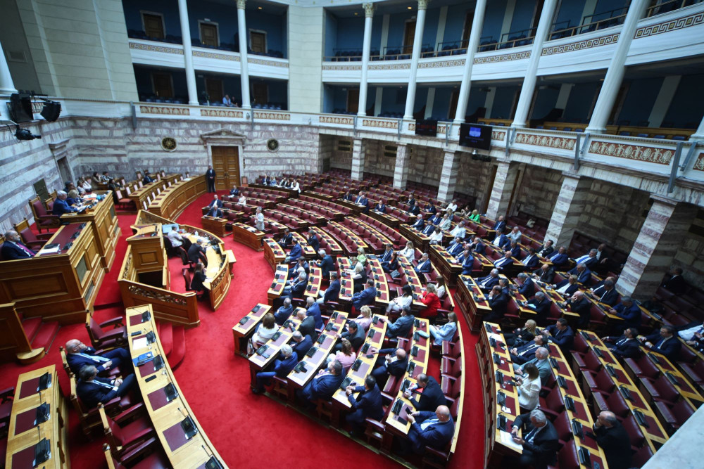Δύο προβληματικές εικόνες από τη Βουλή