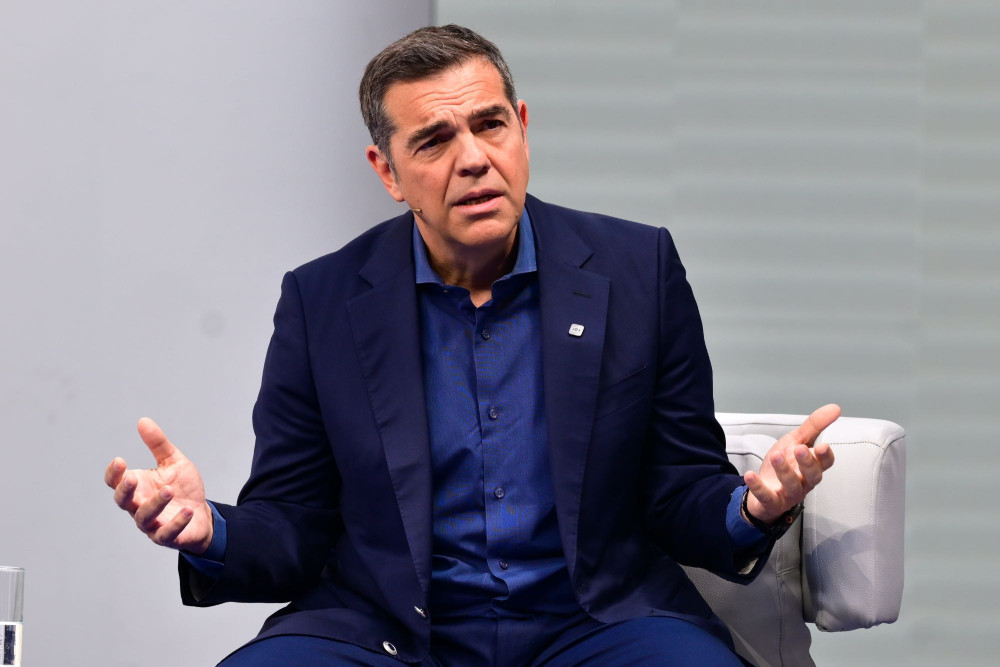 O Τσίπρας ξαναπουλάει το ίδιο παραμύθι: το... παιδί του λαού και τα λεφτόδεντρα