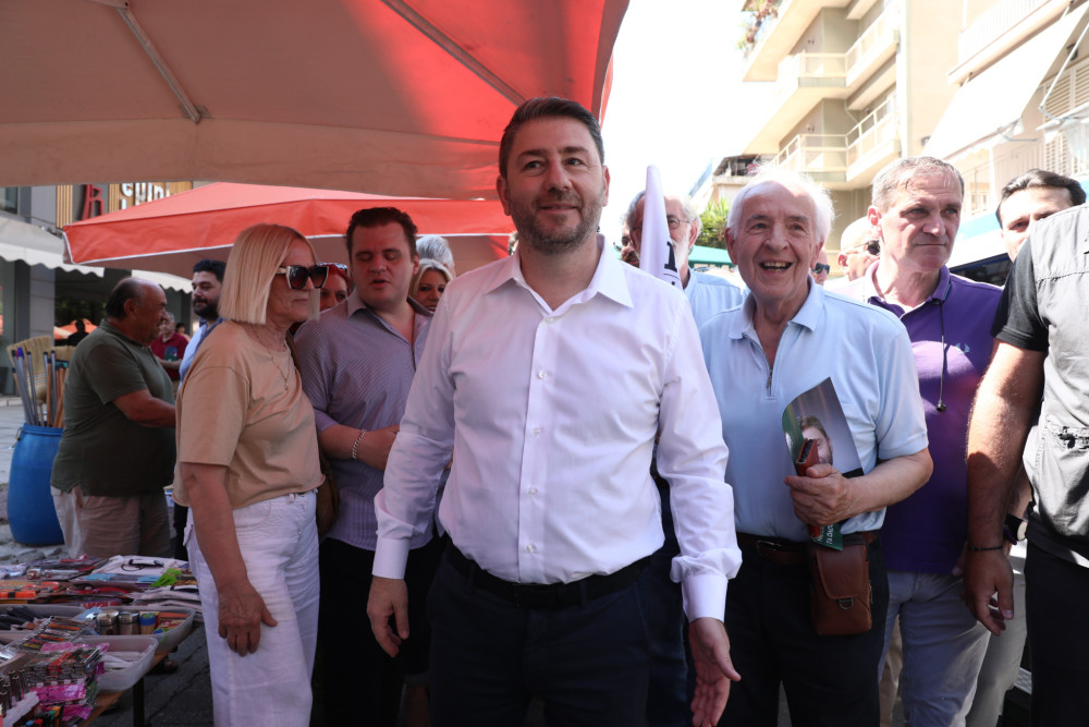 Από τις λαϊκές στις υποσχέσεις: ο Ανδρουλάκης μοιράζει εύκολες λύσεις και ψάχνει διέξοδο από τη δημοσκοπική πίεση