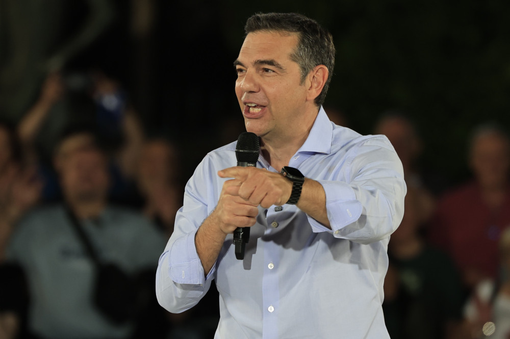 Από τη Νίκαια στην πολιτική υπερβολή: ο Τσίπρας επιστρέφει με μεγάλα λόγια και γνώριμα ρίσκα