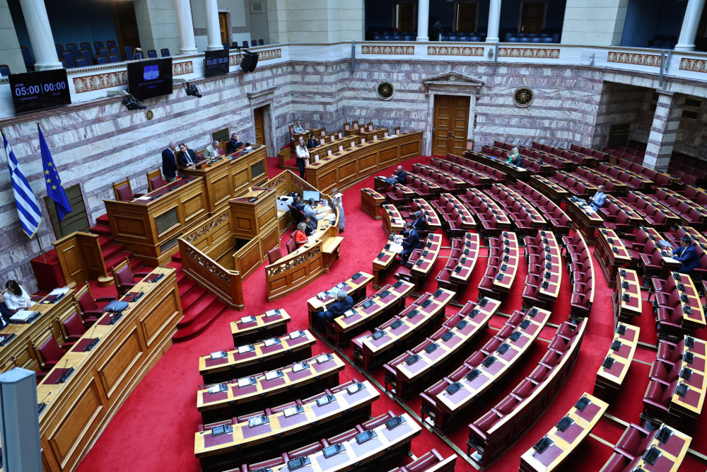 Από τη δημοσιονομική σταθερότητα στις πολιτικές αντιπαραθέσεις - Το κυβερνητικό στίγμα και οι ρωγμές στην αντιπολίτευση