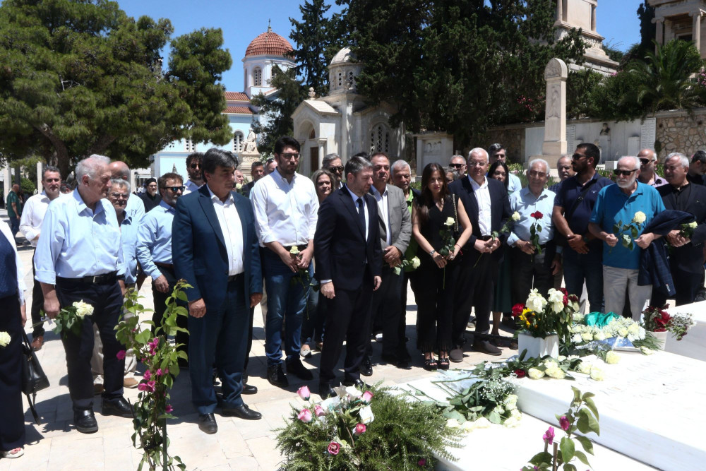Με την «εικόνα» του Ανδρέα το ΠΑΣΟΚ: «προσευχές» και «τάματα» στο όνομα του ιδρυτή