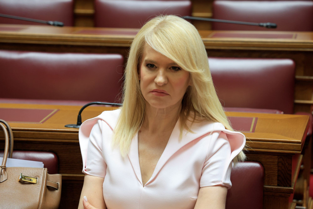 Η παραίτηση της Τζάκρη, τα σενάρια για το ΠΑΣΟΚ και η… κυβερνητική τσόντα